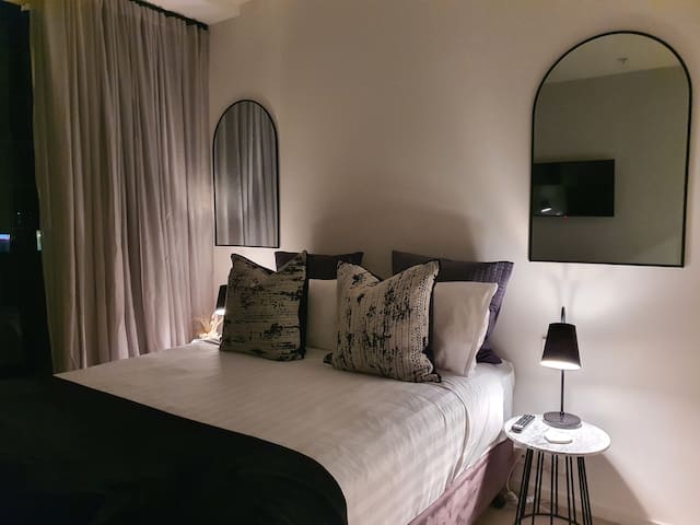 Luxe Waterfront Retreat. Stunning Marvel Views!