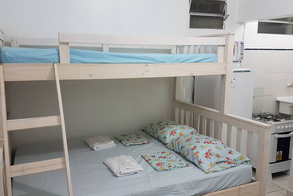 Cama casal, 1 superior e 1 inferior.