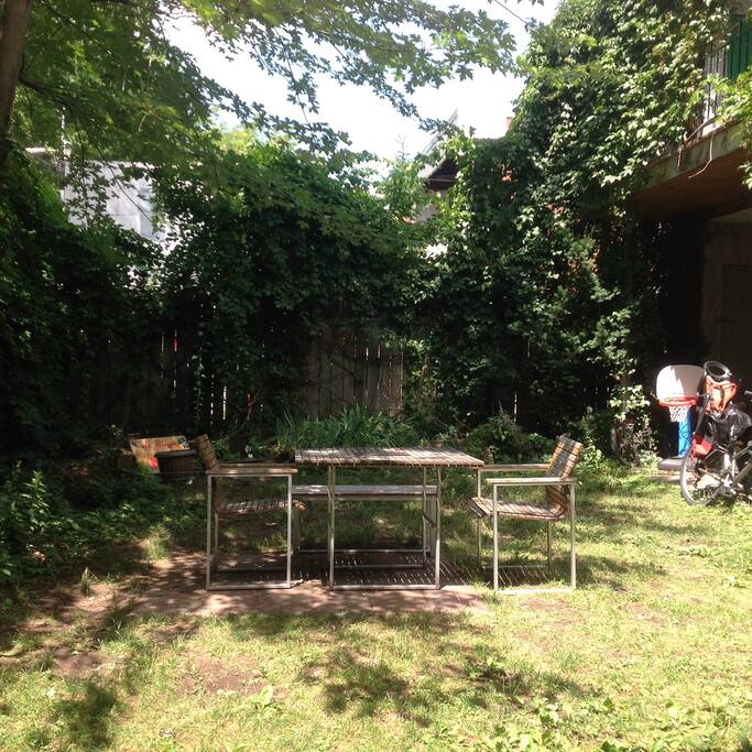 Prenez vote petit déjeuner ou bouquinez tranquillement dans le jardin