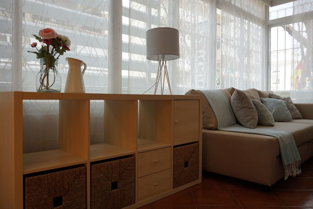 Mueble organizador con lámpara de luz cálida de noche