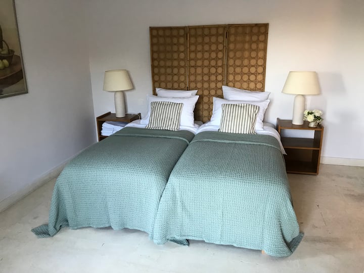 Chumba cha kulala cha mgeni 1 kilitengenezwa kama vitanda viwili vya mtu mmoja