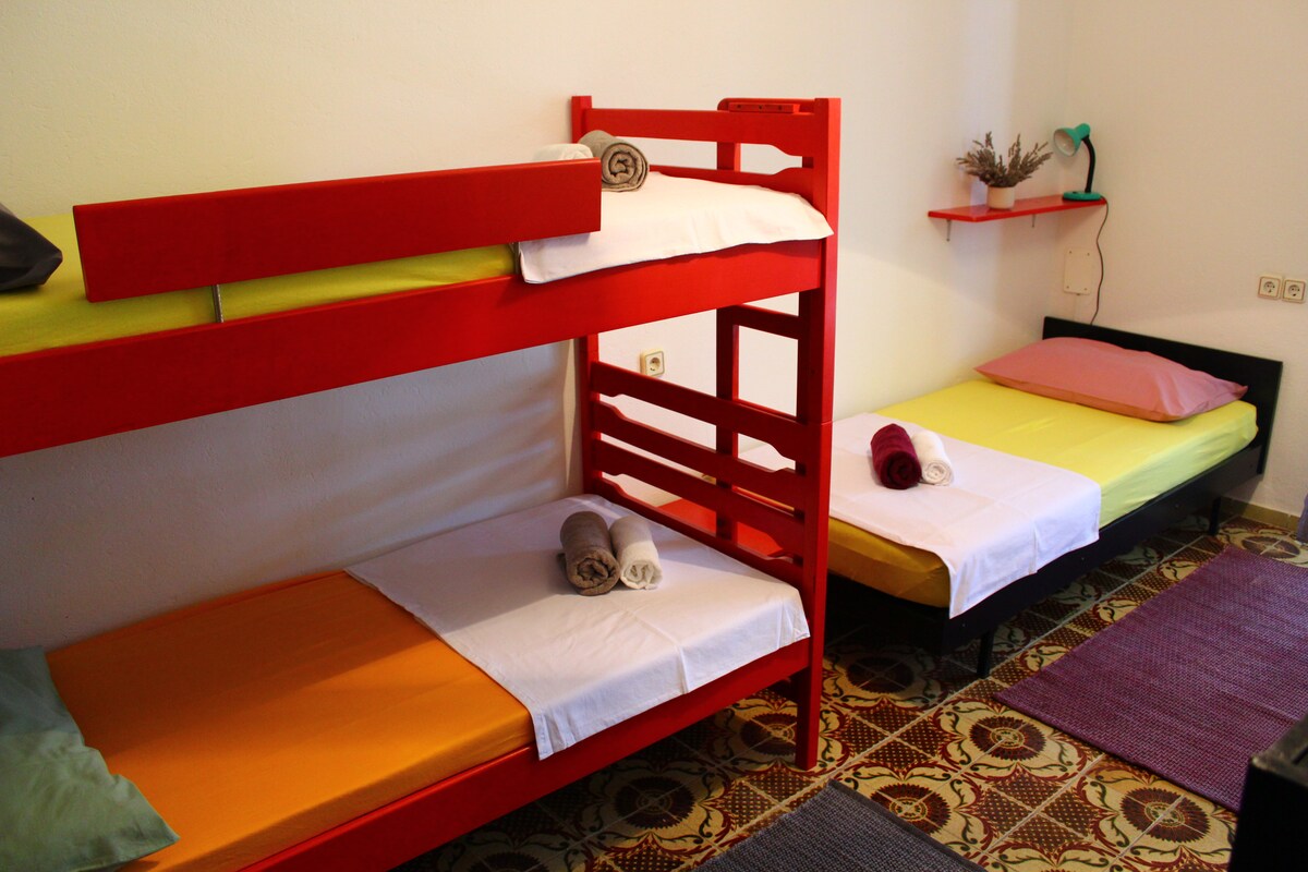 * חדר משותף ל -3 - יציאה למרפסת*