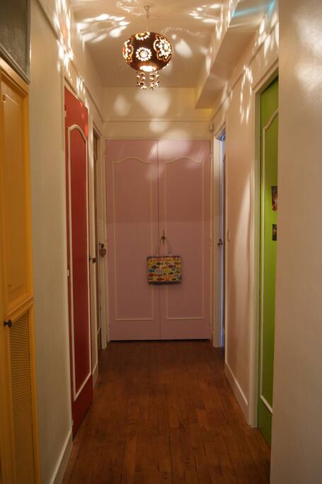 couloir accès aux chambres et WC.