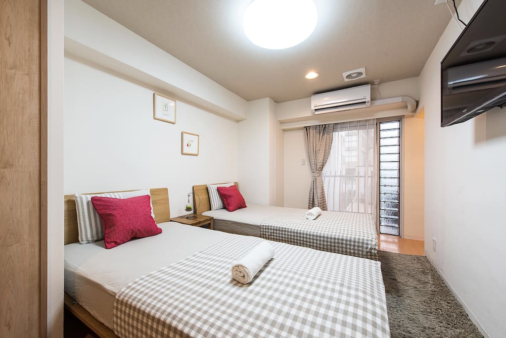 Beautiful bedroom and you would have a good dream here. 漂亮的卧室,你会在这里有个好梦的。