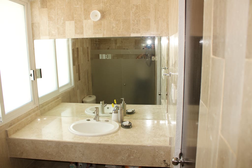 Vista del tocador y lavabo.