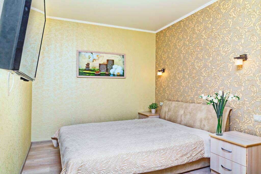 шикарная 2х спальная кровать ,2 тумбы ,плоский tv