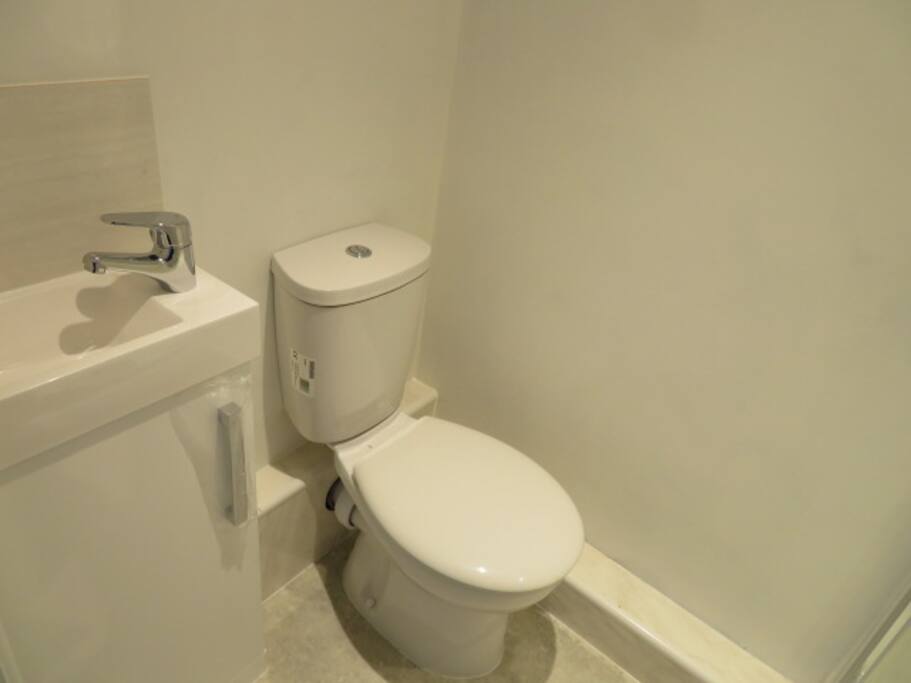 Apartment Three - En-Suite Bathroom