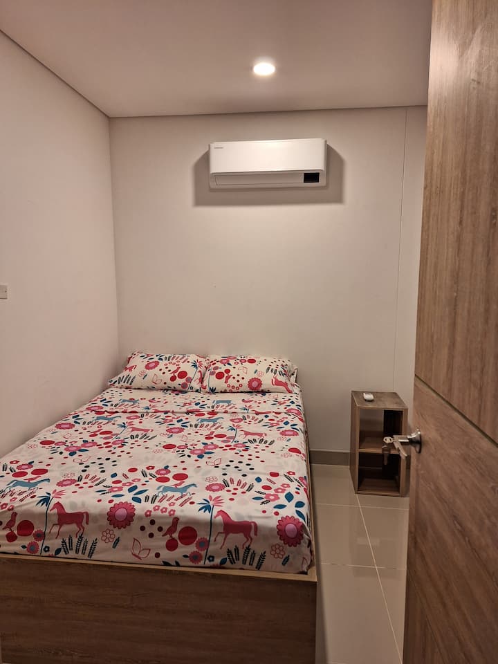 Tercera habitación con cama doble y aire acondicionado 