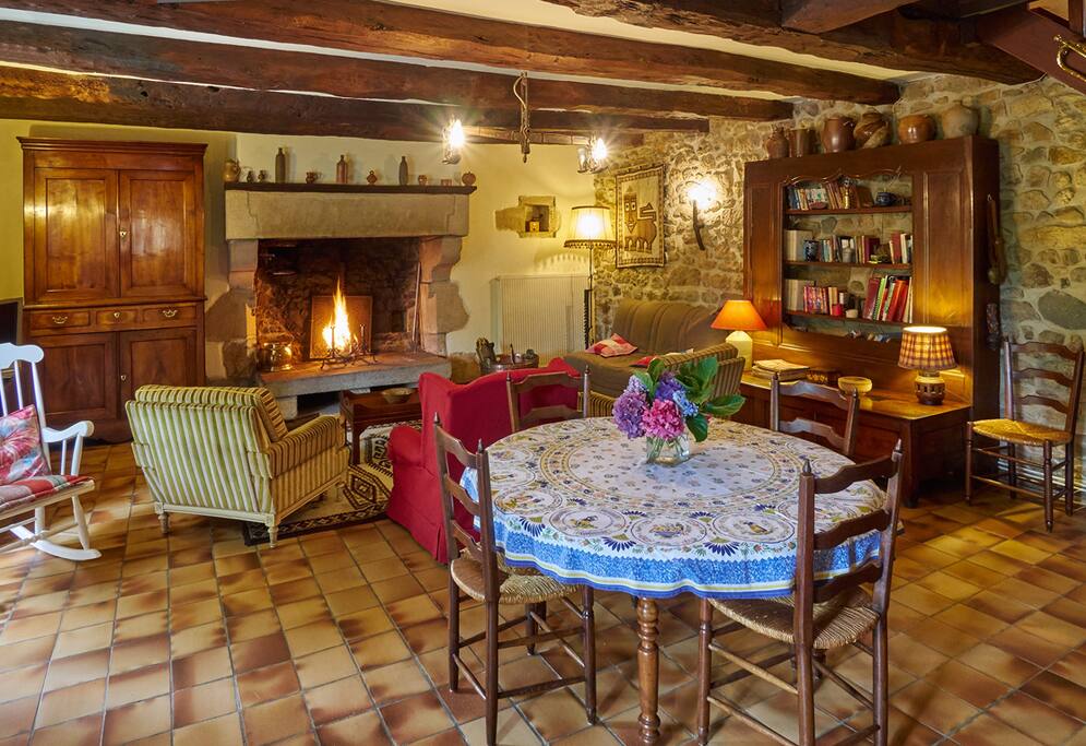 Salle de séjour avec sa large cheminée