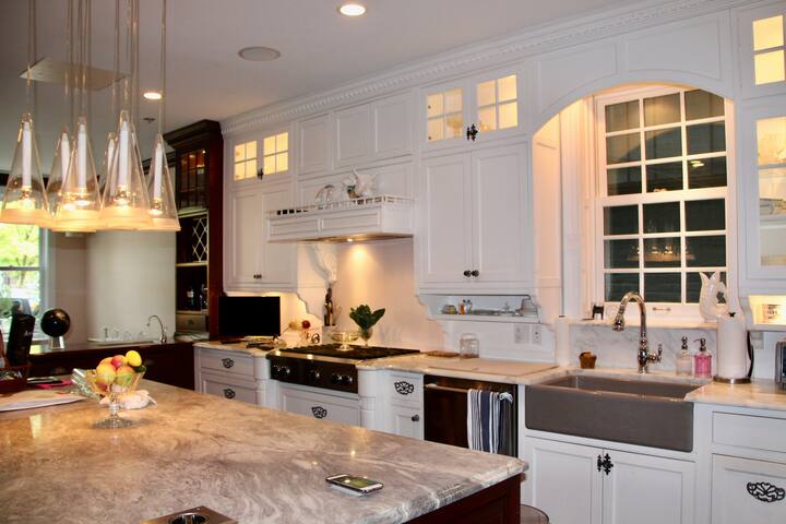 Old Town Cosmopolitan Four Bedroom, Four Bath gallery image 2