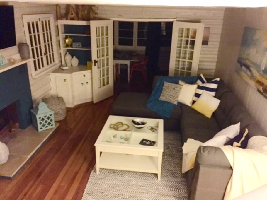 Living room with flat screen, smart tv with netflix and unlimited wifi