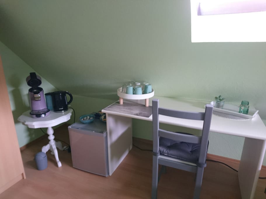 Kleine Kaffee und Tee Ecke mit Minikühlschrank