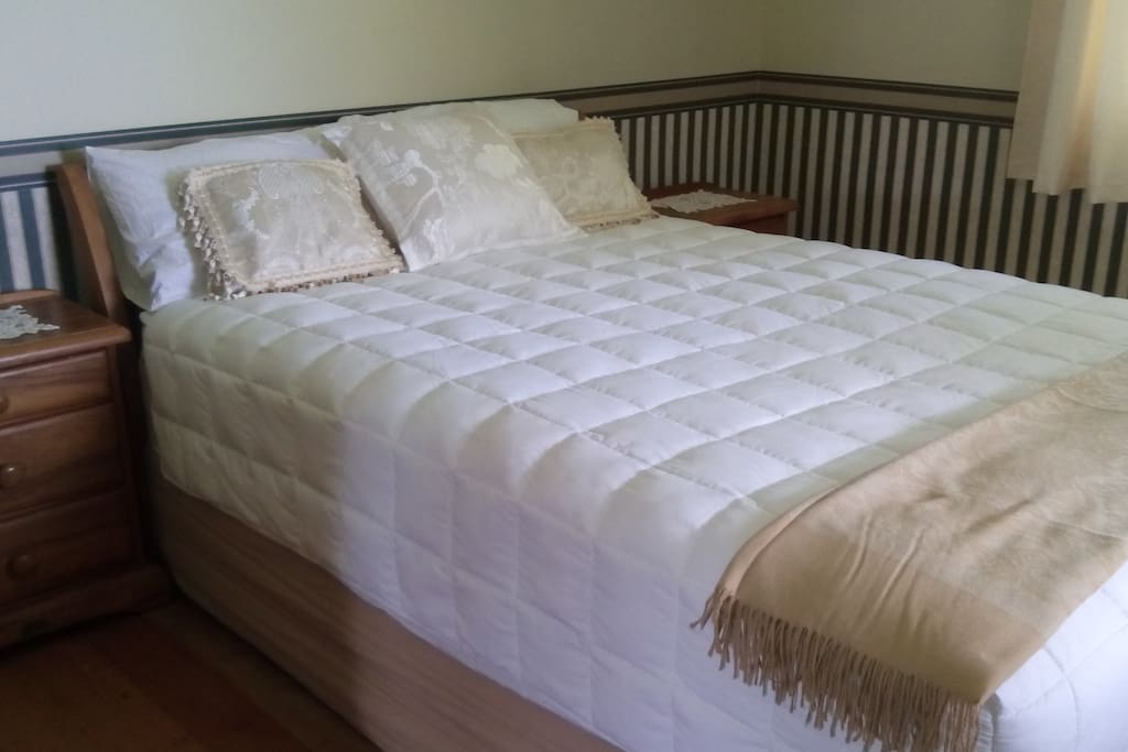 Colonial Queen Room