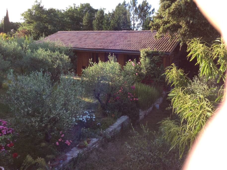 vue de la maison en bois à partir du jardin du haut .