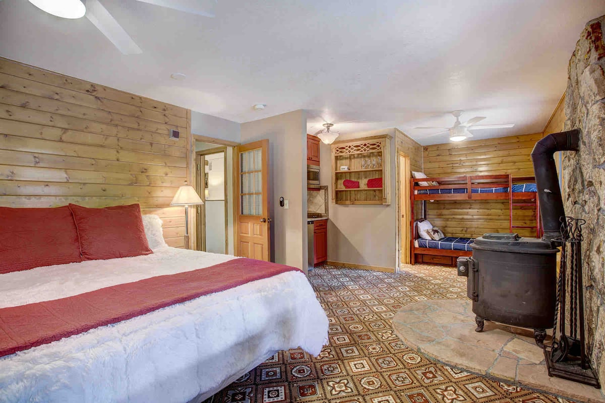 סוויטת חמות עם מטבחון , אמבטיה פרטית ושתי מיטות קומתיים.