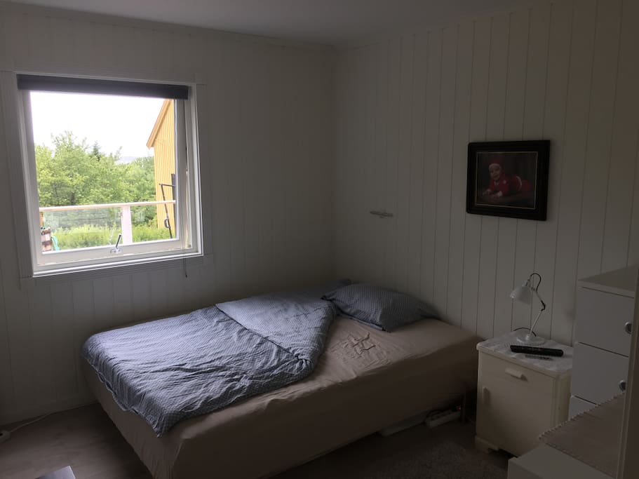 Soverom 3 - 6 m2 - (quensize, Flatskjerm, Apple tv med Netflix, Viaplay & Sumo)