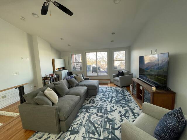 PH City Views, Spacious 2 Bed/2 Bath w/ 2 Decks gallery image 3