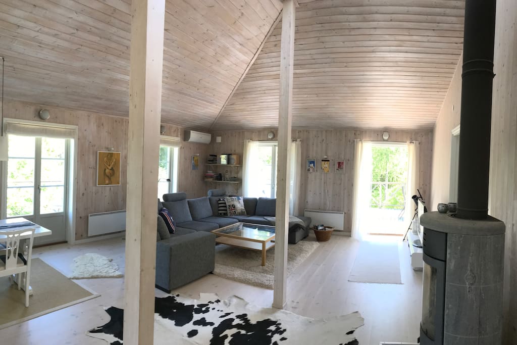 Ljust och stort vardagsrum med täljstenskamin