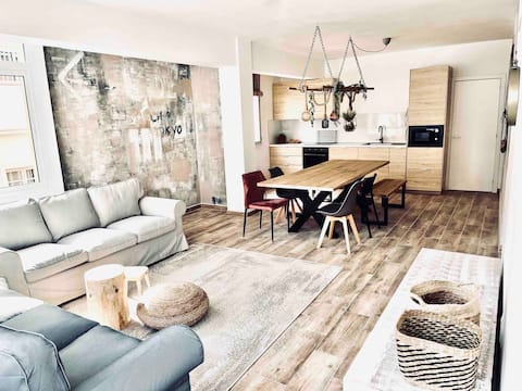 Anuncio de Airbnb popular: Super Apartment on beautiful town square en Fuengirola