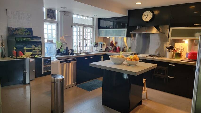 Luxurious and charming 4BR flat on HK Island gallery image 5