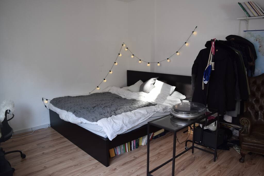 Schlafzimmer 1