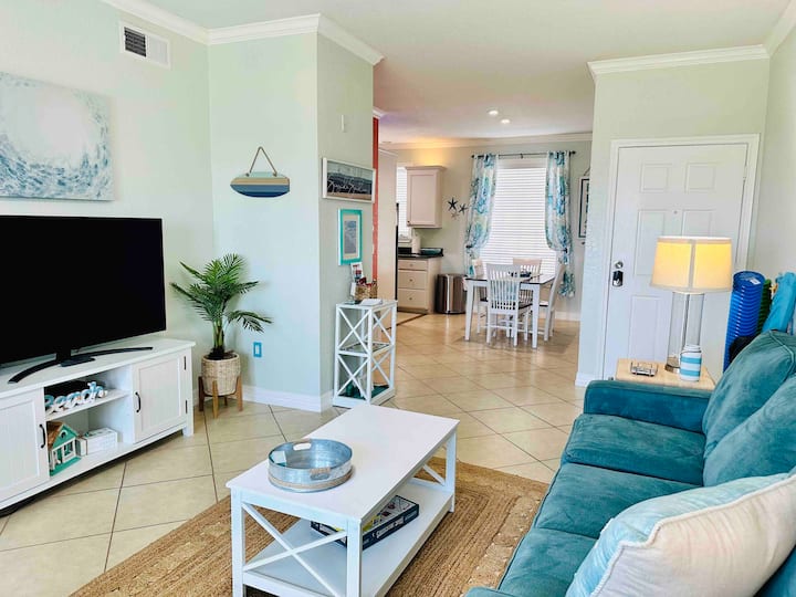 Lichte leefruimte met een queensize slaapbank. Genoeg zitplaatsen om te ontspannen en te genieten van je uitje. 