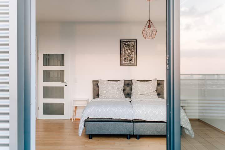 אמנות באלינזית פוגשת מיטות קפיצות