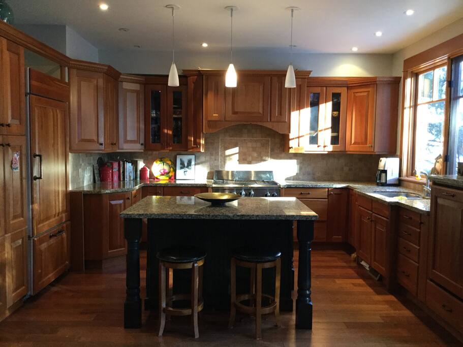 Kitchen with all the fixings to make a great meal!