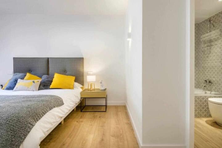 La pièce principale, double avec 1,80 lit et salle de bain privée, dispose d'un dressing avec de l'espace pour le travail à distance.