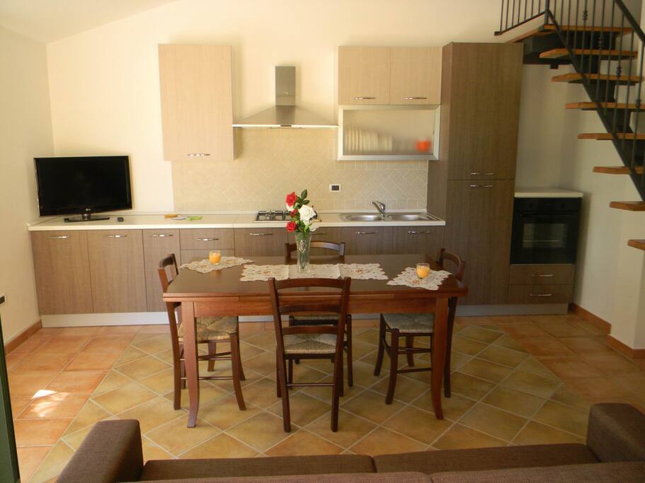Sala da pranzo/soggiorno e cucina