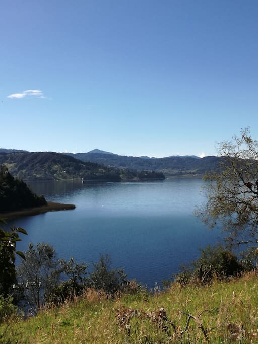 mágico espejo de agua, encanta a los visitantes y les muestra la belleza natural de la laguna