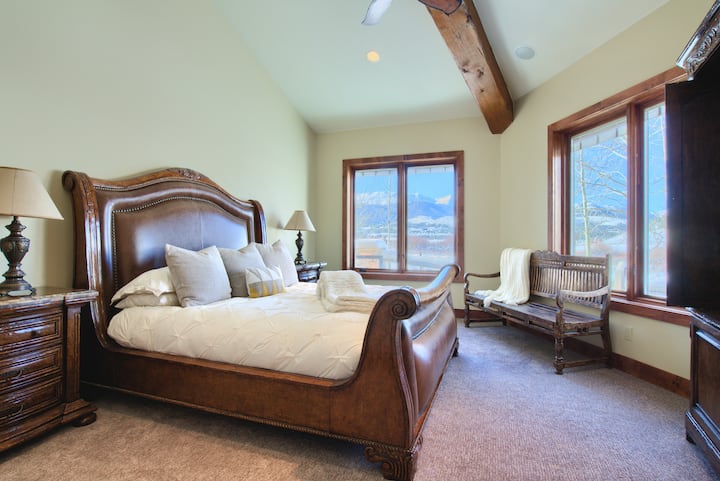 主卧配备加州特大号床、电视、步入式衣柜 