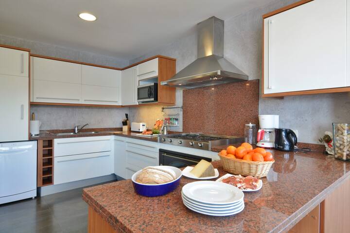 Villa With Enchanting Sea Views And Pool gallery image 5