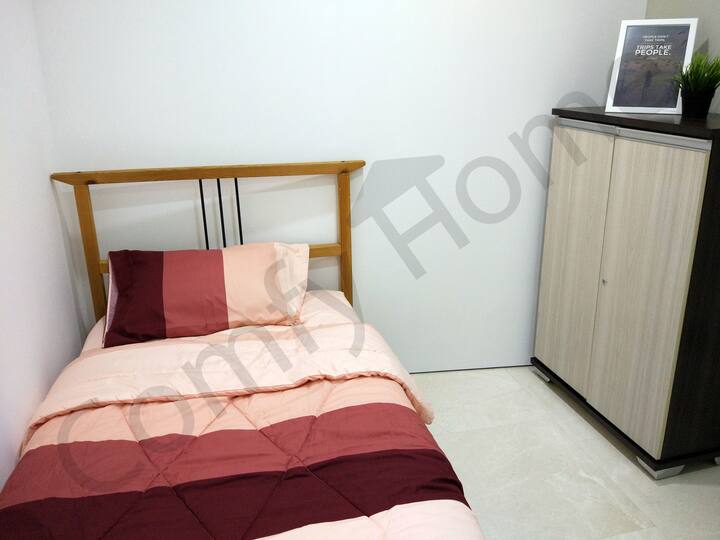 第三间卧室配有一张单人床（带风扇）