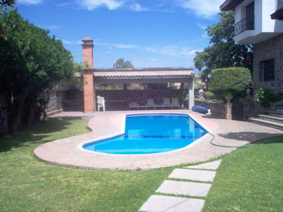Alberca con chapoteadero y palapa