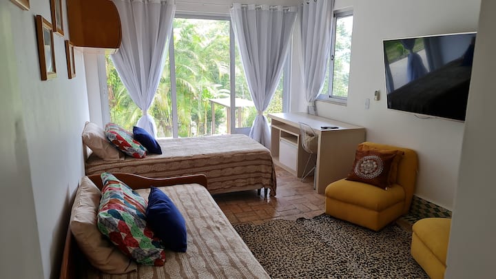 Quarto c varanda e 2 bicamas + tv gigante c Netflix 