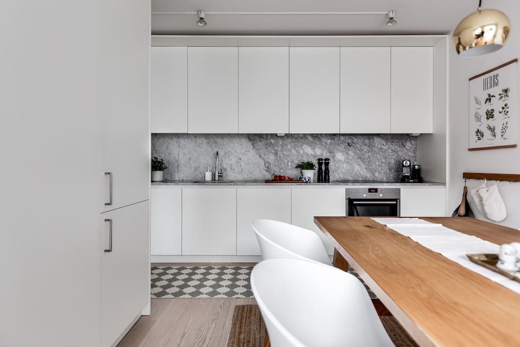 Well-equipped kitchen with microwave, oven, fridge and freezer