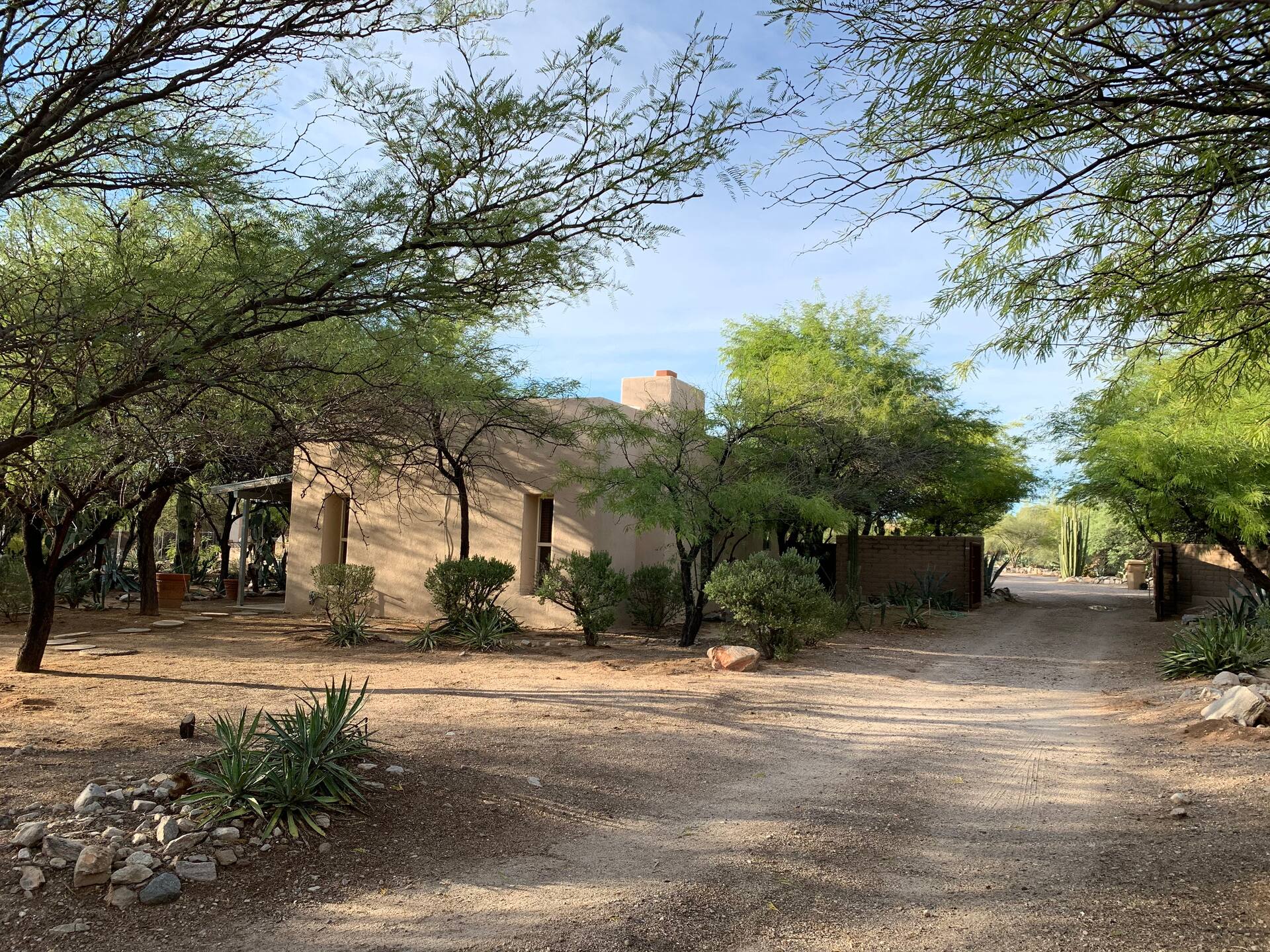 Secluded quiet guest house. Newly remodeled.