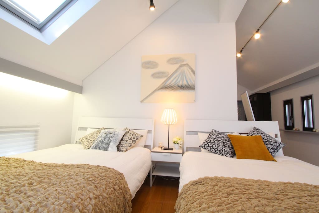 BEDROOM bright, spacious, and high ceiling (Hatsudai House)