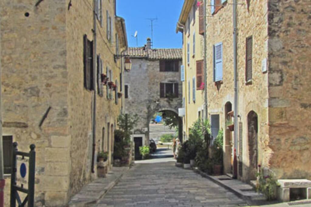 Un Village accueillant, marché provençal tous les vendredis