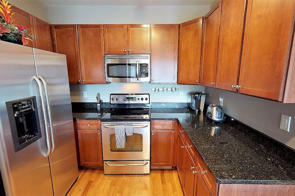 KITCHEN: fully loaded, pots/pans, KEURIG coffee maker, all stainless appliances, EVERYTHING YOU COULD NEED!