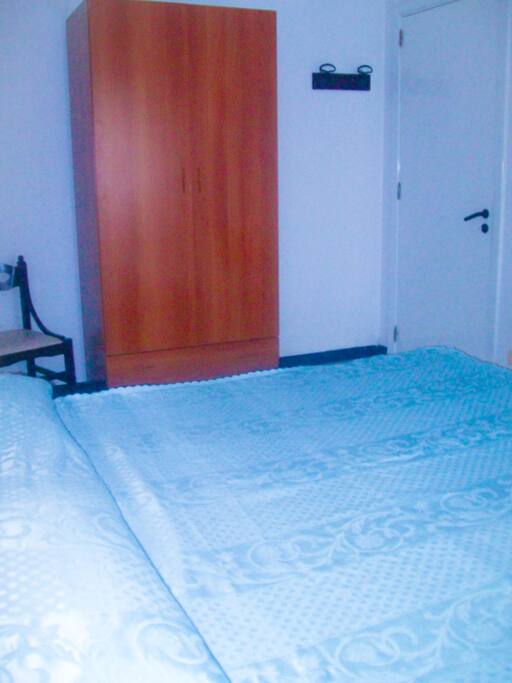 camera con letto matrimoniale divisibile in 2 lettini singoli,comodini,sedie,armadio