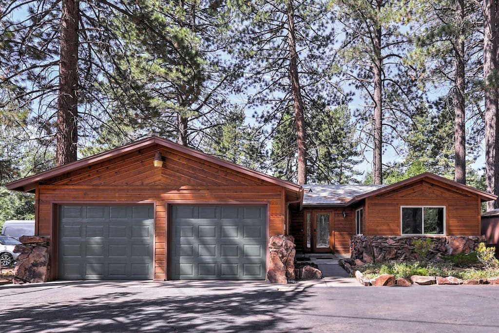 Situated on the Old Brockway Golf Course, this home offers accommodations for up to 8 guests and 1,650 square feet of living space to relax.