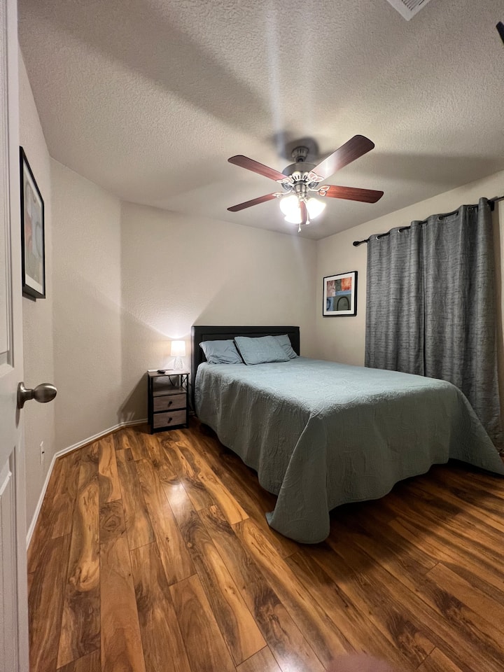 Chumba cha kulala na kitanda cha povu cha kumbukumbu ya malkia, 32" smart tv na kabati