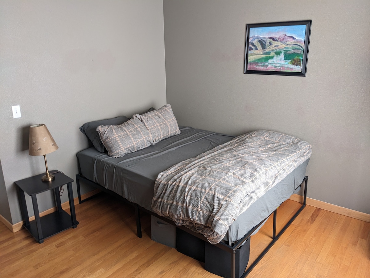 Queensize bed met beddengoed. Extra lakens en een andere deken eronder opgeslagen