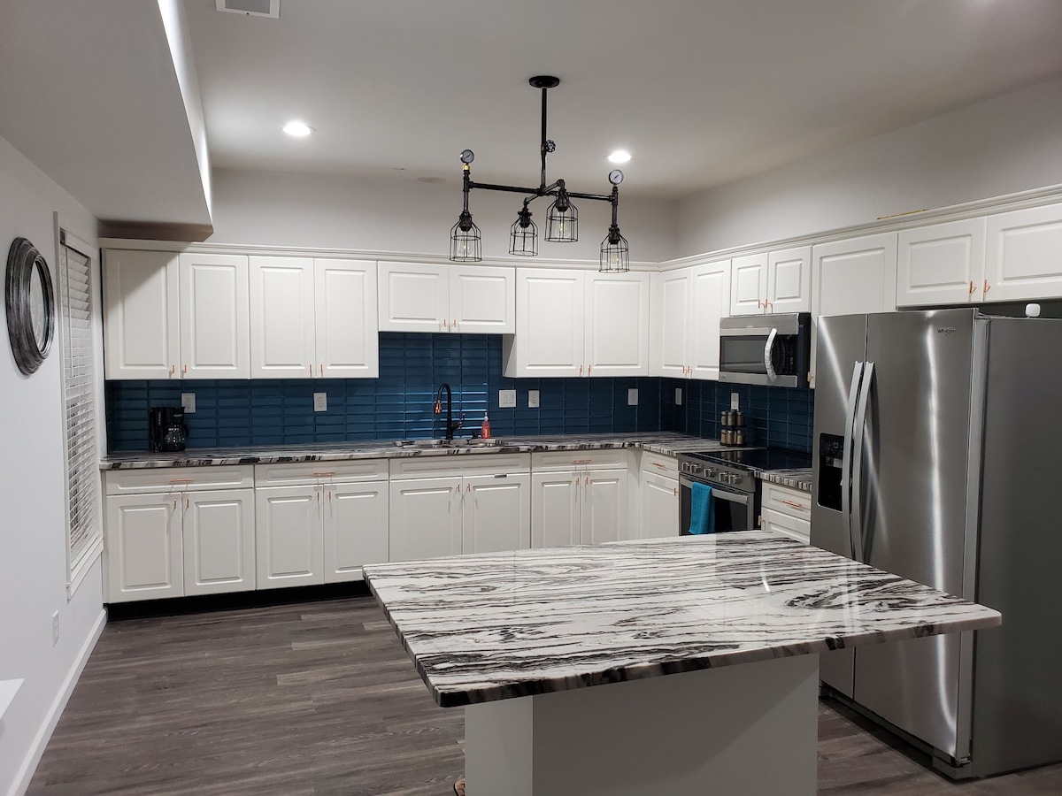 2/1 Modern BASEMENT home near Mall of GA