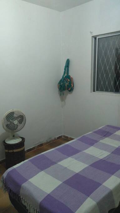 Quarto. Rede e espaço para colchão.