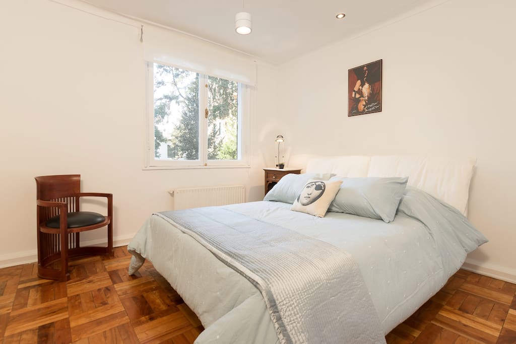 Pieza Principal con cama matrimonial y closets