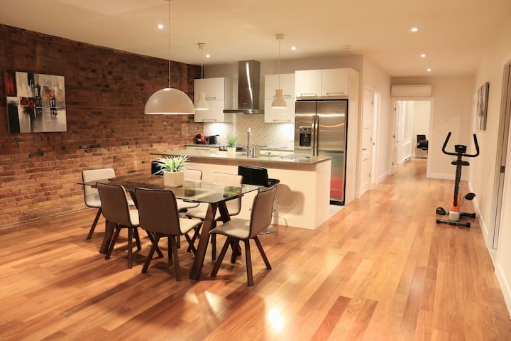 Best for Group-Renovated – 4 Beds – DT w/Parking!