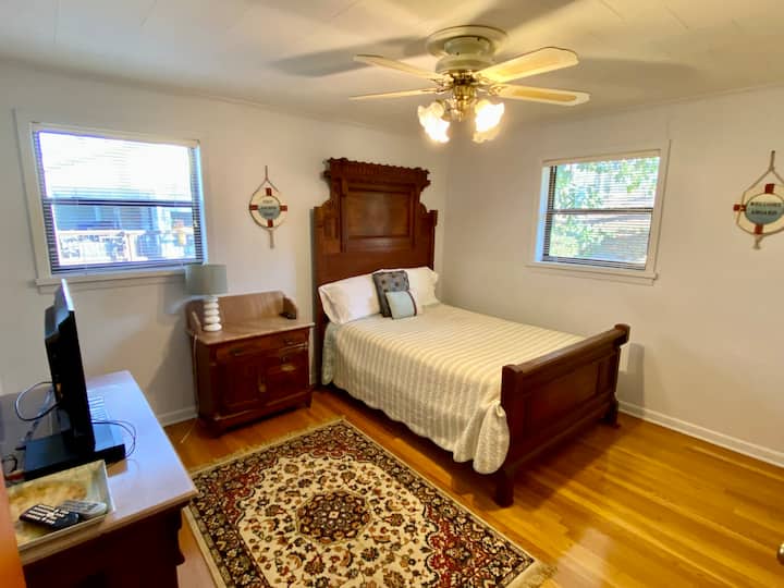 ห้องนอนที่สองชั้นบนพร้อมเตียงขนาดใหญ่